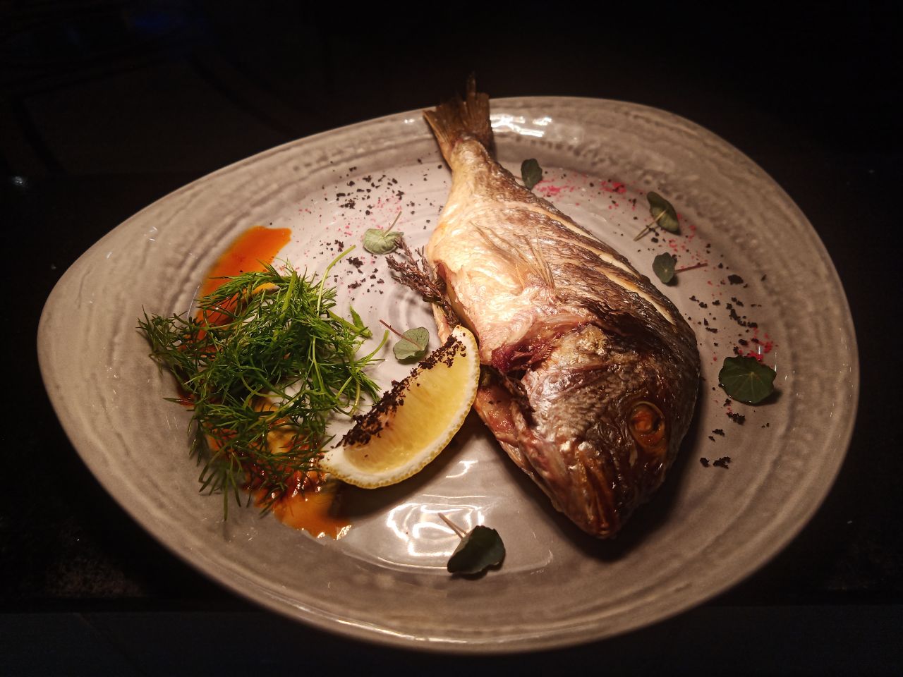 Запеченная дорадо с травами