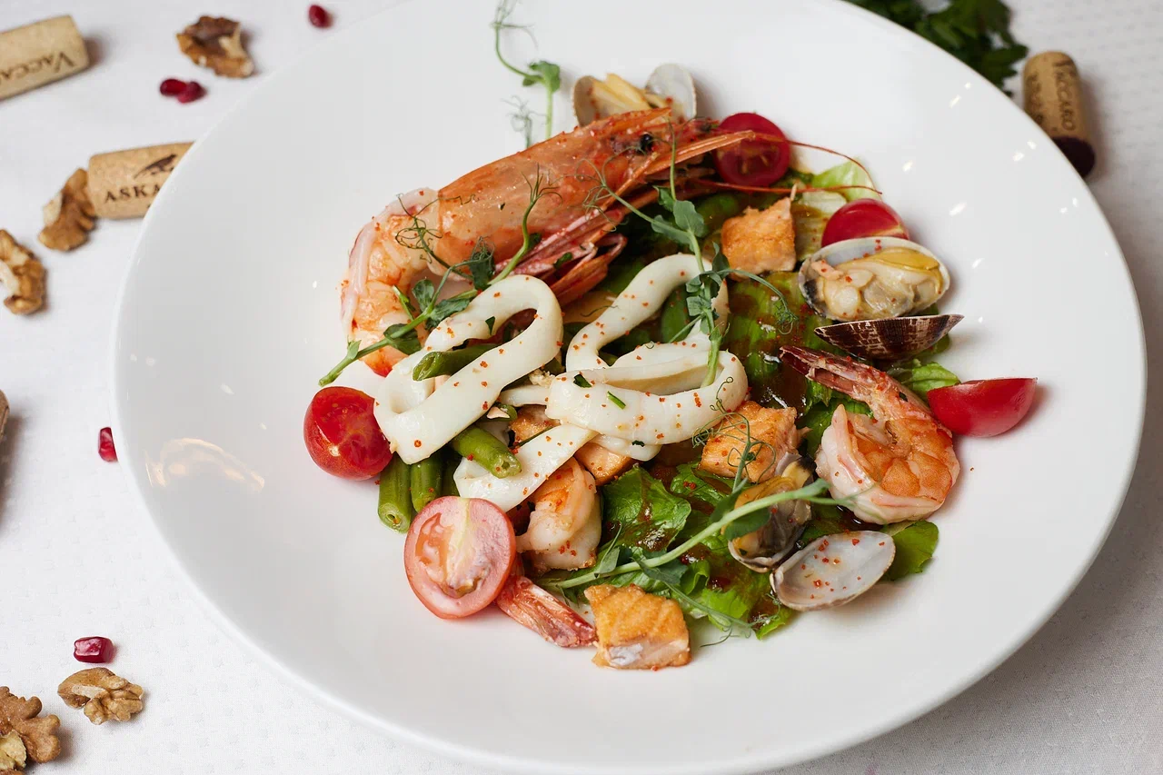 Теплый салат с морепродуктами