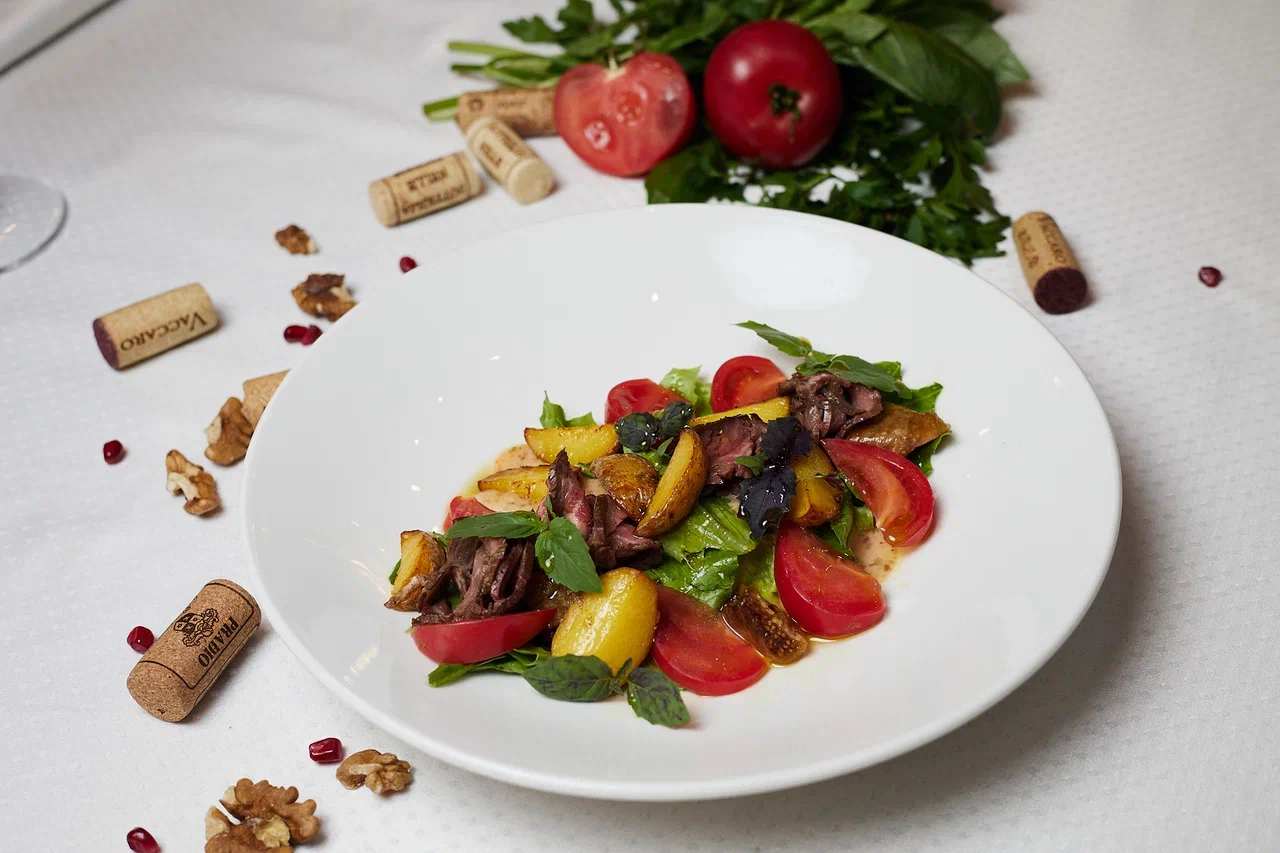 Салат с ростбифом, инжиром и теплым картофелем